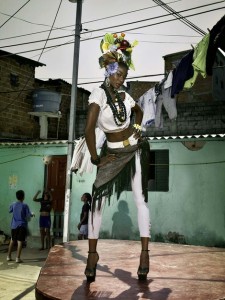 aminat-poses-in-a-photo-shoot-inspired-by-brazilian-icon-carmen-miranda
