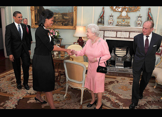 michelle-obama-meets-the-queen-2