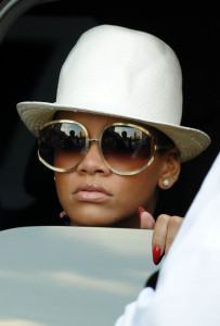 Rihanna straw hat red fingernails in SOHO
