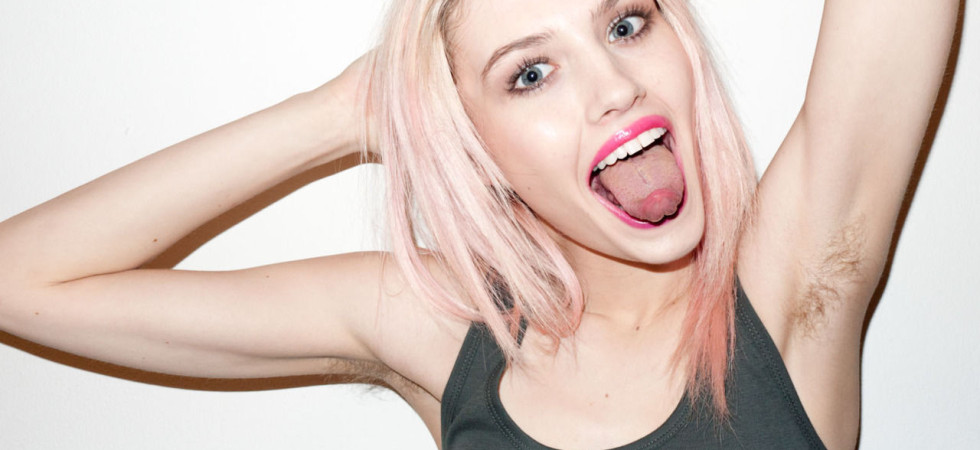 model with natural armpits